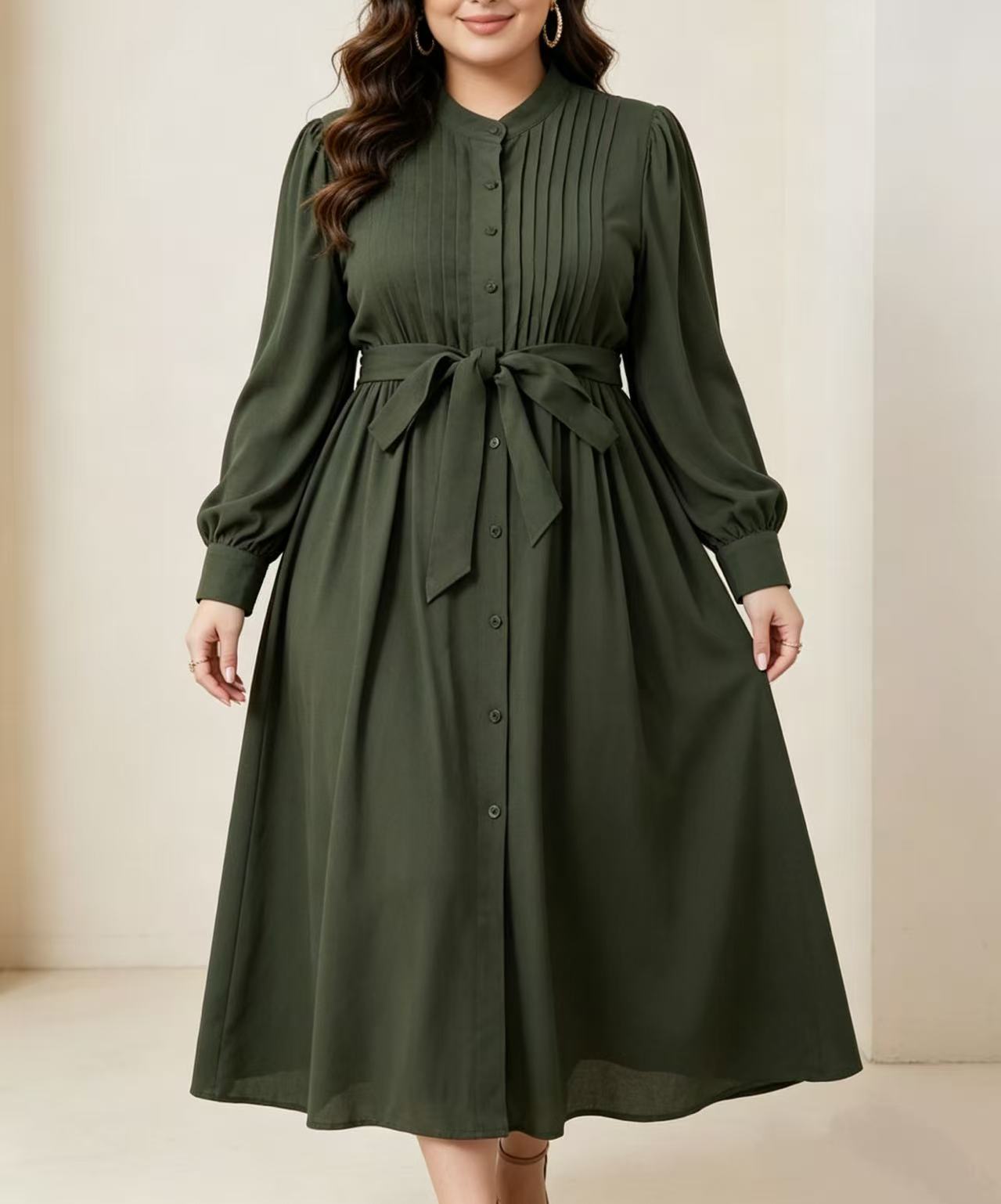 Belted Shirt Dress - เดรสเชิ้ตยาวทรงพลีทสีเขียวขี้ม้าสำหรับสาวพลัสไซส์ คอตั้ง กระดุมแถวเดียว ดีไซน์เข็มขัด; สำหรับผู้หญิงไซส์พลัส