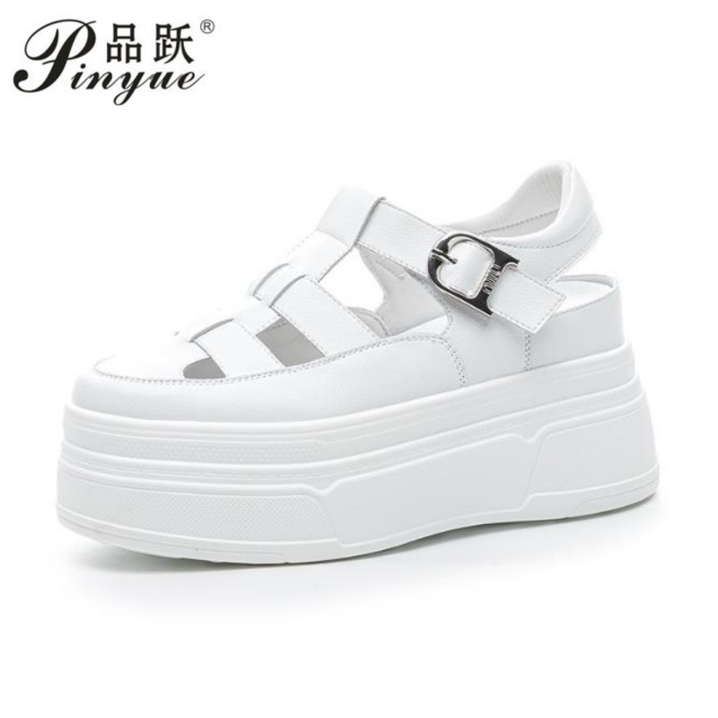 Sneakers Fashion Women - รองเท้าผู้หญิงหนังวัวแท้แบบกลวง 8.5 ซม. รองเท้าผ้าใบส้นตึกแบบซ่อน ส้นสูง รองเท้าแตะรัดส้นสำหรับฤดูร้อน